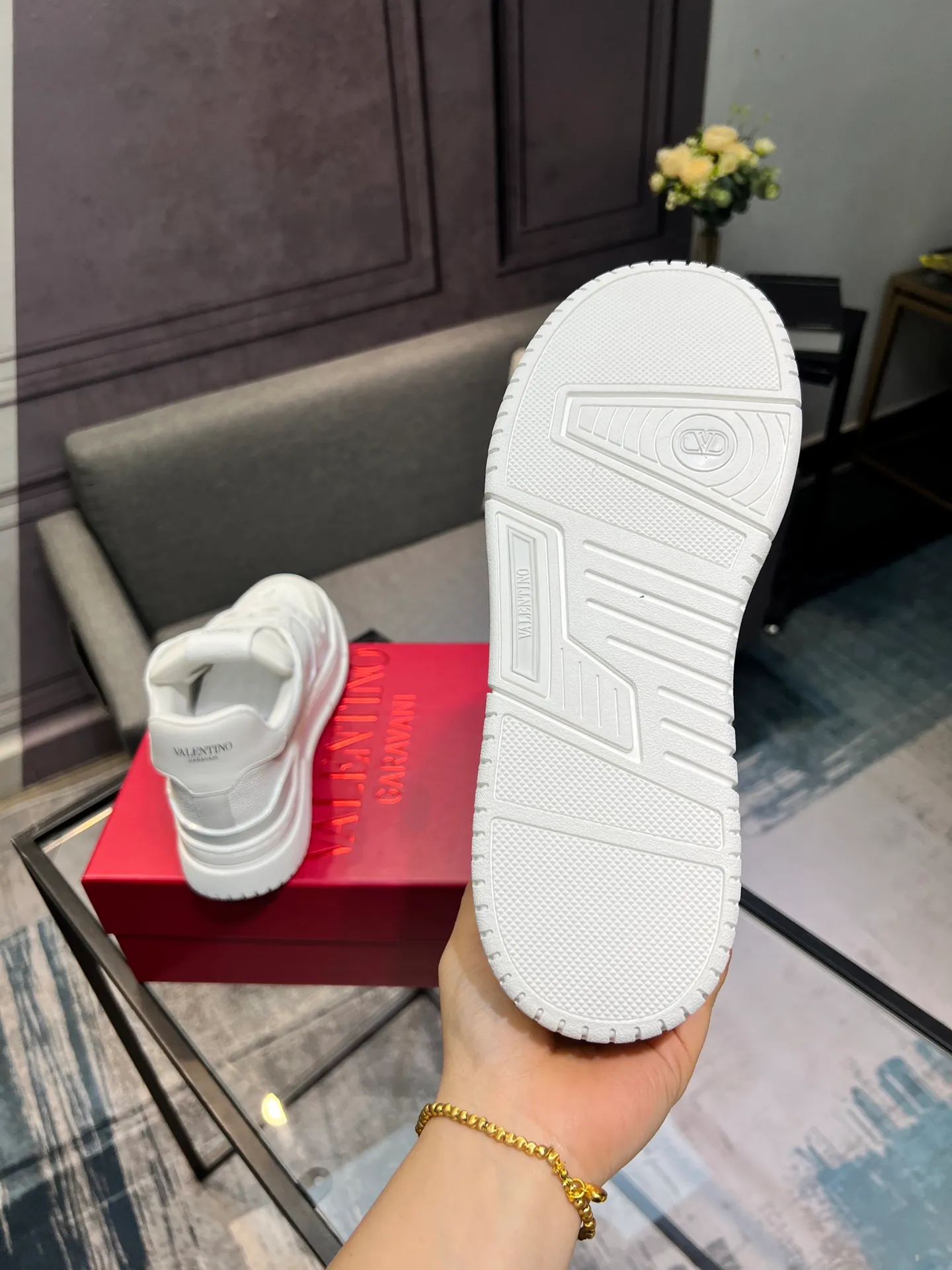 Men's Men's Shoes 💰660 Valentino 2023 early autumn new star shoes are now online! Wang Hedi and Ren Jialun have been worn by many celebrities. Who can refuse the same couple shoes as Wang Hedi! The design of Stars Stab My Heart is cool and spicy. The material of the shoes is cowhide, and every color is beautiful! Size 35-40, men’s size 39-44 (women’s 41, men’s 38, 45🉑️customized)